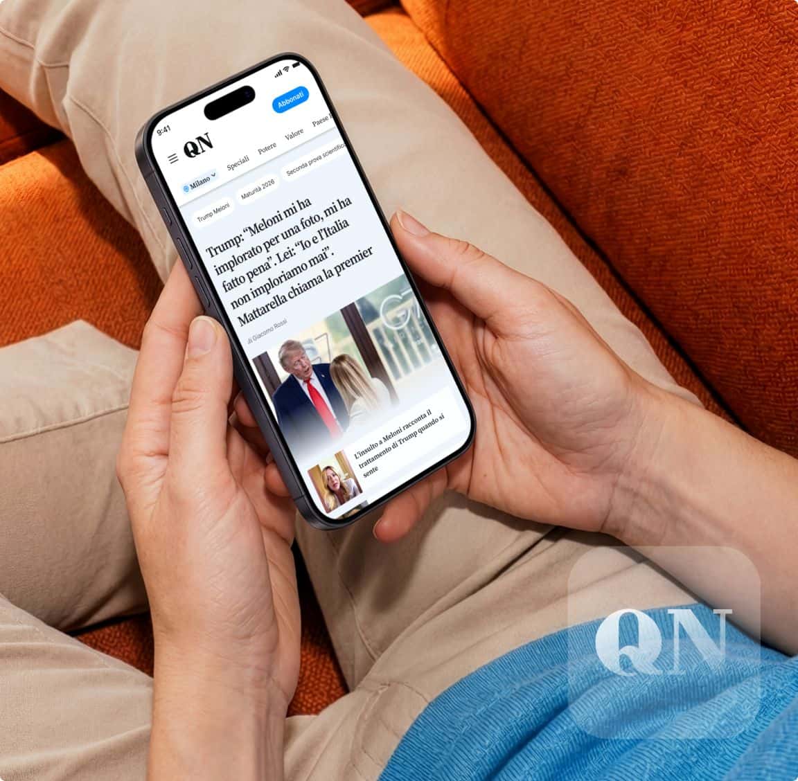 Una lettrice consulta l'app di QN sullo smartphone