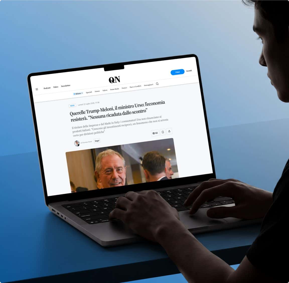 Un lettore legge un approfondimento di QN sul portatile